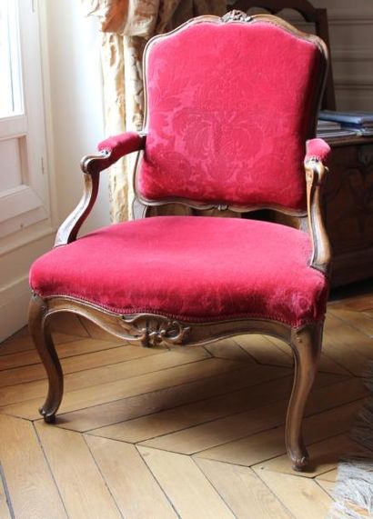 Fauteuil à dossier plat en bois naturel mouluré...